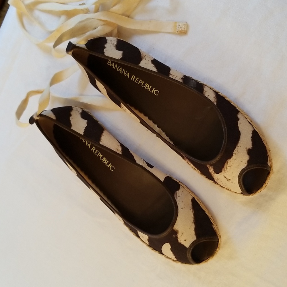 Cloth open toe ankle ties. Banana Republic size 8 brown and cream